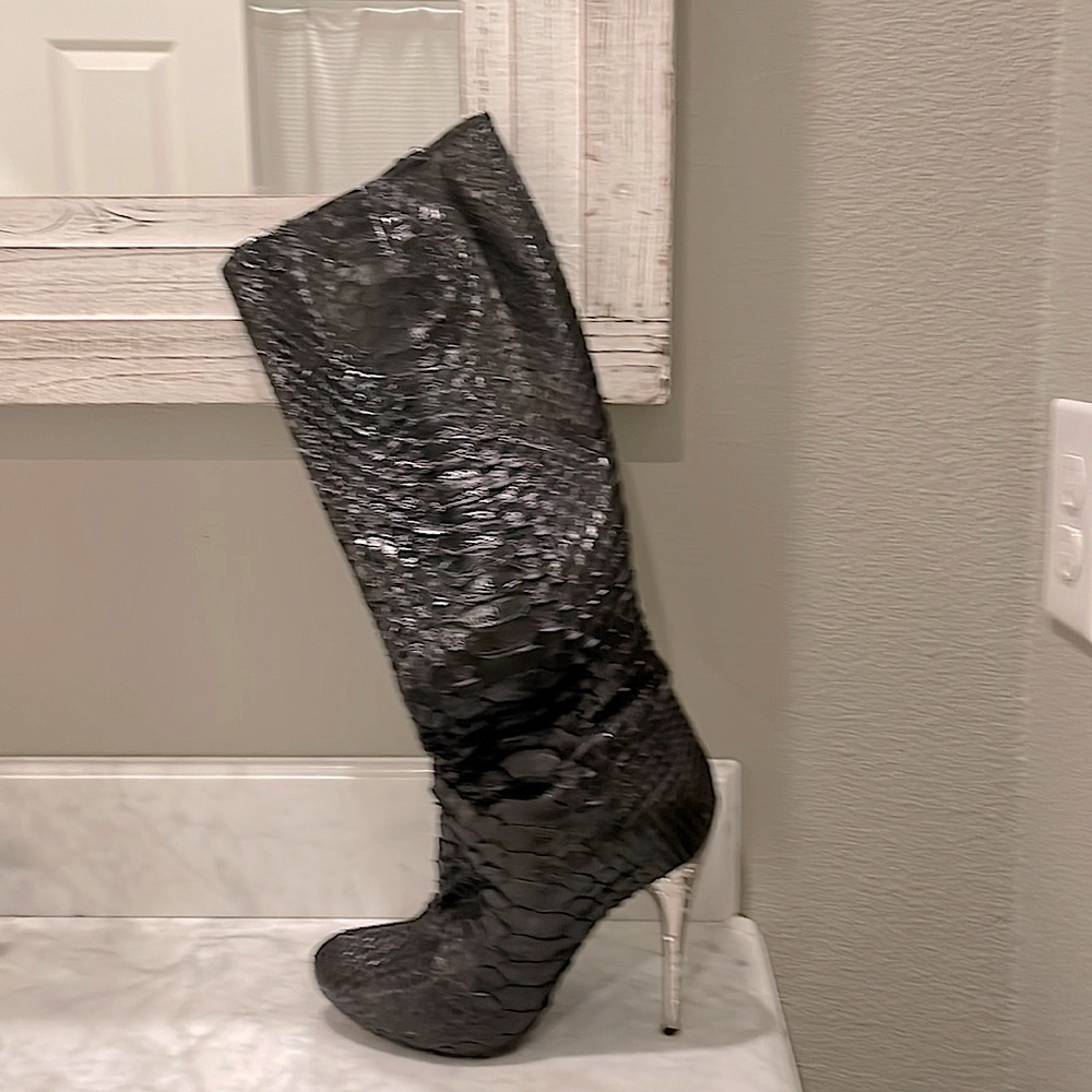Super sexy knee boot.